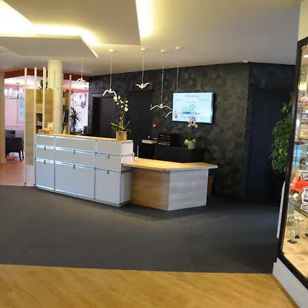 The Originals Boutique, Admiral's, 莱萨布勒-多洛讷