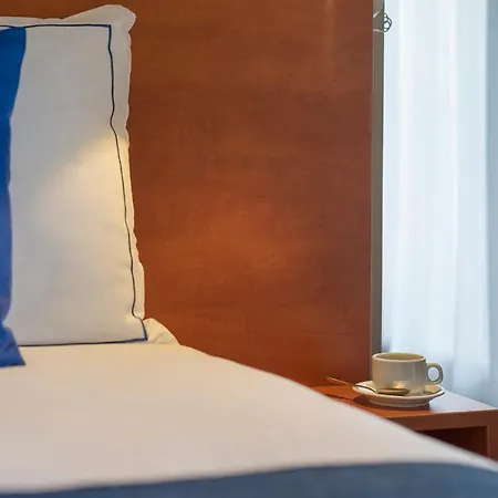 酒店 The Originals Boutique, Admiral's, 莱萨布勒-多洛讷